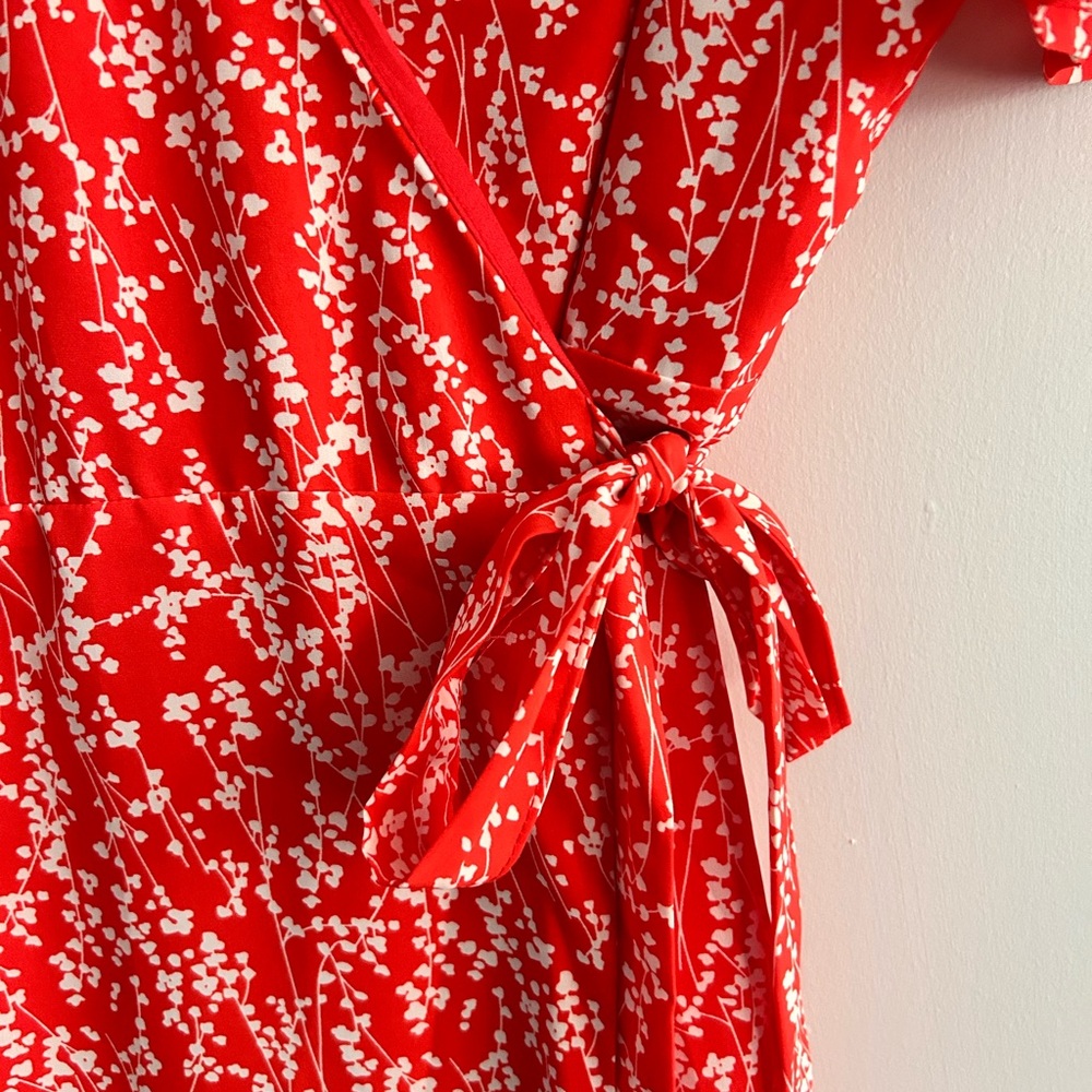 Savel Wrap Dress - Bright red with white flowers